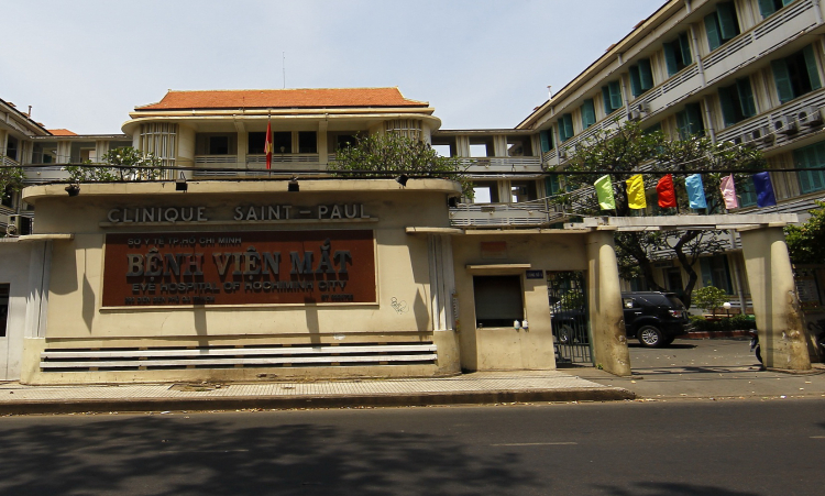 Nguyên[-]giám[-]đốc[-]Bệnh[-]viện[-]Mắt[-]TP[-]HCM[-]bị[-]cho[-]là[-]"thiếu[-]thành[-]khẩn"